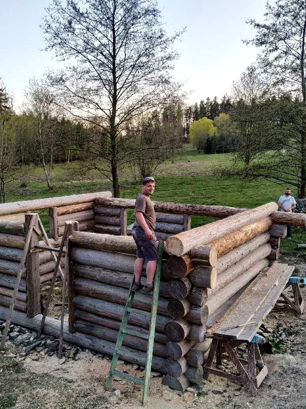 Michal Kokeš při stavbě srubové konstrukce